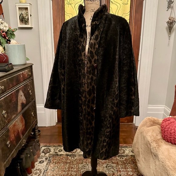 Chic Black Leopard Print Teddy Jacket - Picture 2 of 8